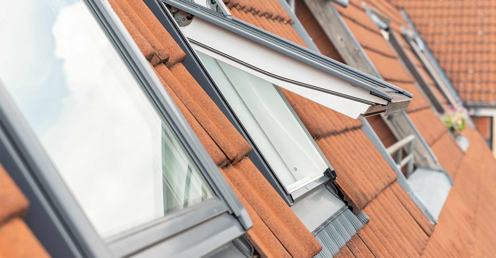 Appareils elliptiques Precor et salle de sport moderne Intérieur de salle de sport avec plusieurs elliptiques Precor modernes gris et noirs ; une horloge murale est visible sur un mur de briques rouges.