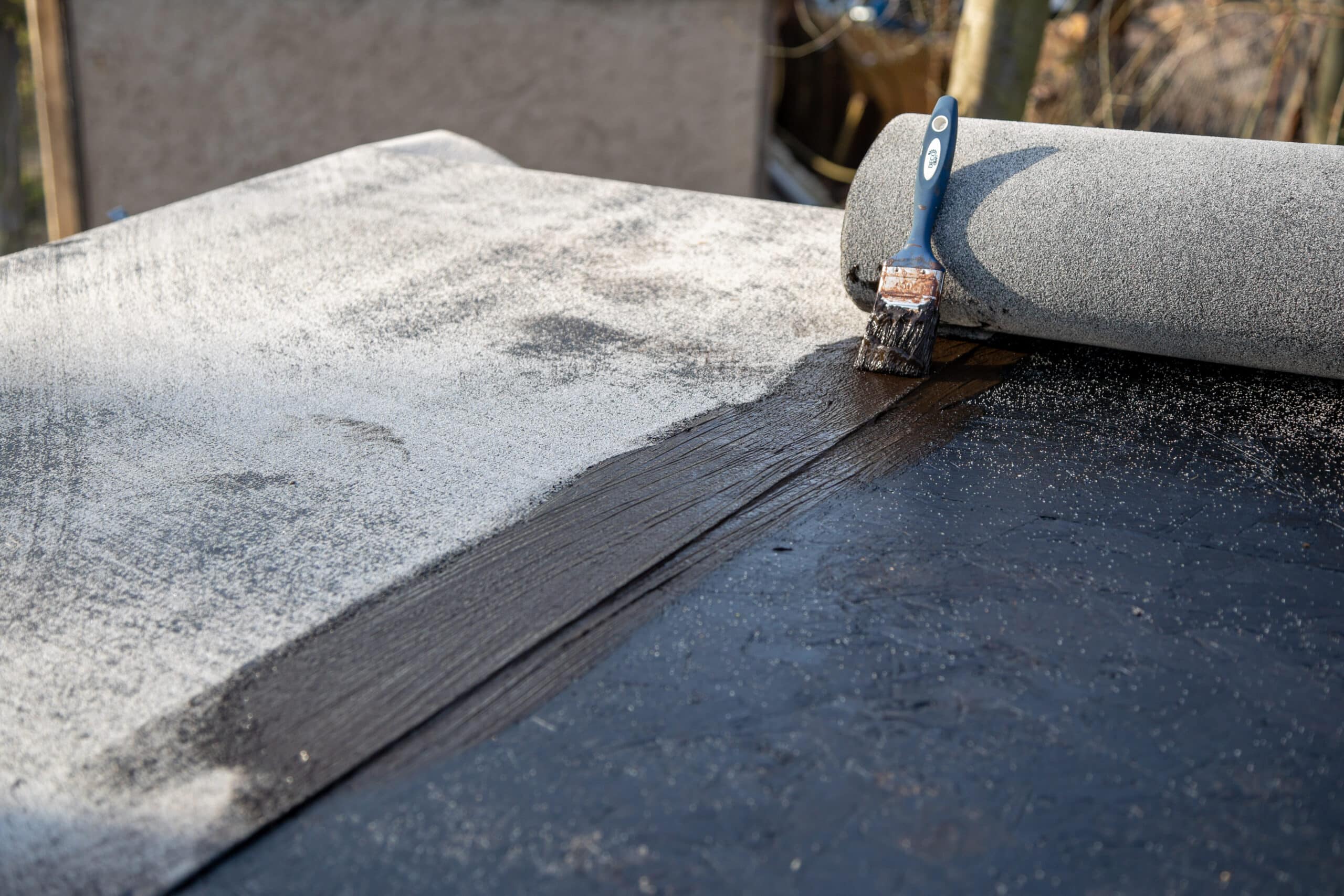 Appareils elliptiques Precor et salle de sport moderne Intérieur de salle de sport avec plusieurs elliptiques Precor modernes gris et noirs ; une horloge murale est visible sur un mur de briques rouges.