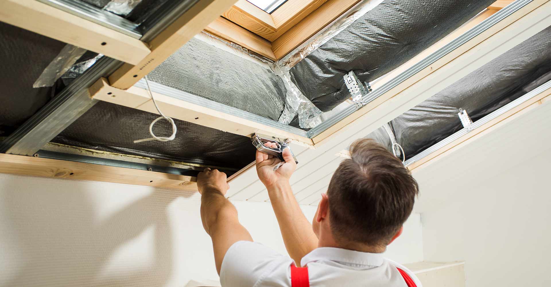 Appareils elliptiques Precor et salle de sport moderne Intérieur de salle de sport avec plusieurs elliptiques Precor modernes gris et noirs ; une horloge murale est visible sur un mur de briques rouges.